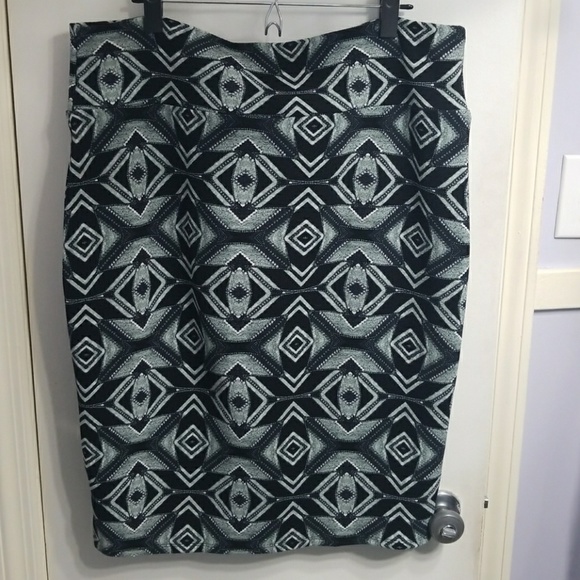 LuLaRoe Dresses & Skirts - 2XL Lularoe Cassie Skirt.
